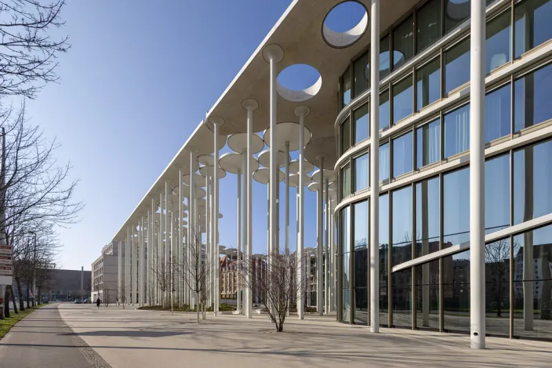 Architekturfotografie mit Fokus auf Vertikale und Geometrie des SAB-Forums in Leipzig