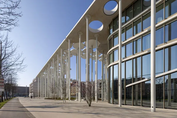 Architekturfotografie mit Fokus auf Vertikale und Geometrie des SAB-Forums in Leipzig