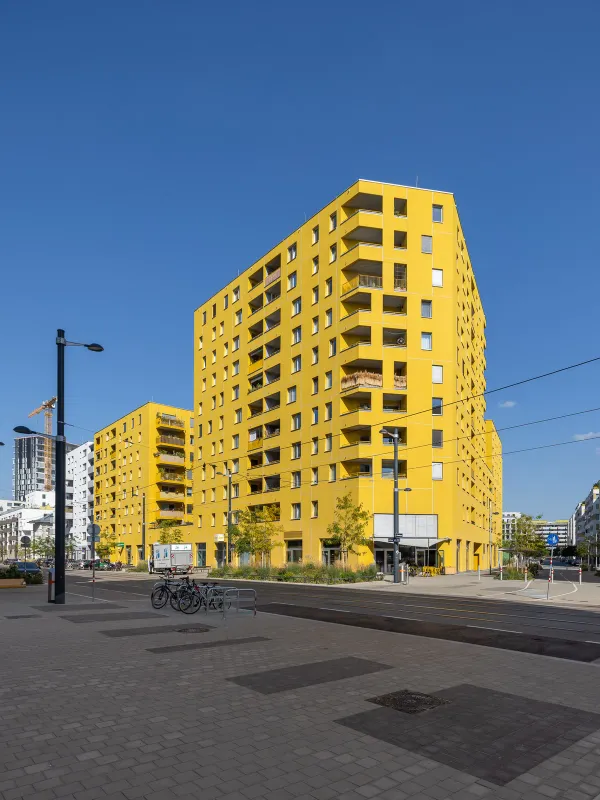 Fotografie moderner Baukörper und Fassadendetails an der Bruno-Marek-Allee 11 im Wiener Nordviertel