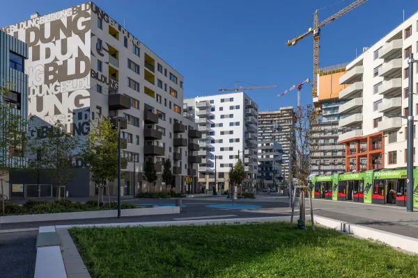 Architekturaufnahme des modernen Gebäude-Ensembles an der Bruno-Marek-Allee im Wiener Nordbahnviertel