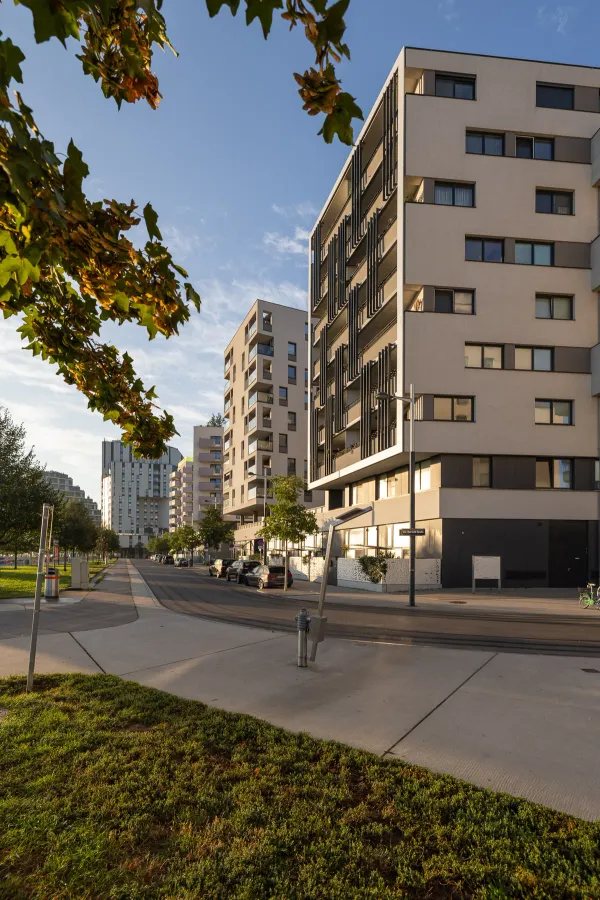Architekturfotografie des modernen Wohnkomplexes an der Promenade der Seestadt Aspern in Wien